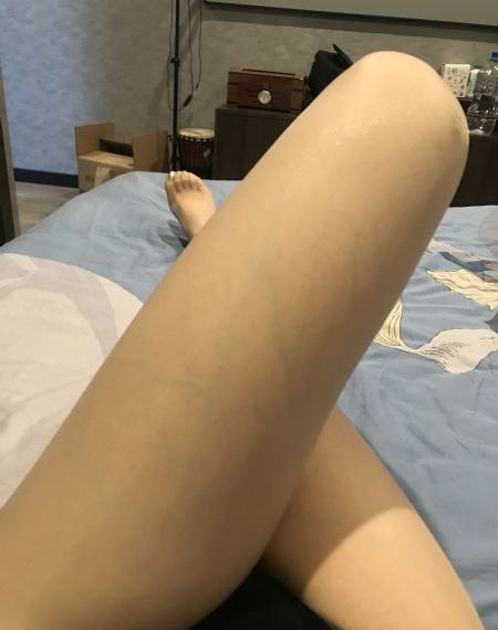 隔着衣服轻揉她的胸