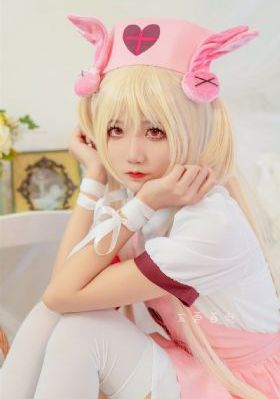 大胸隔壁女孩